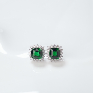 18K沙弗莱石方形耳钉