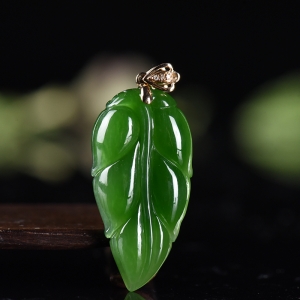 18K山料和田碧玉金枝玉叶吊坠