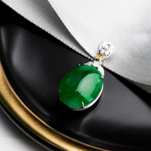18K糯冰种翠绿翡翠吊坠