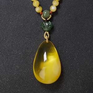 鸡油黄金绞蜜水滴吊坠