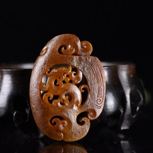 籽料和田玉黄沁龙牌吊坠