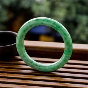 54.5mm糯种飘翠翡翠圆镯
