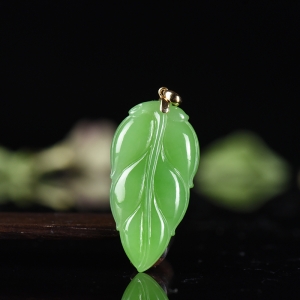 18K山料和田碧玉金枝玉叶吊坠