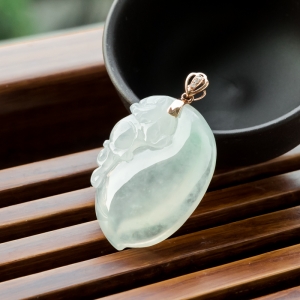 18K糯冰种飘翠翡翠瑞兽吊坠
