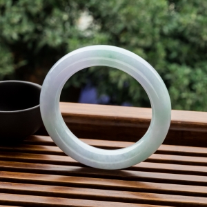 55mm糯冰种春带彩翡翠圆镯