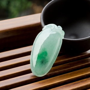 糯冰种飘翠翡翠福瓜吊坠