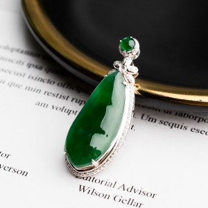 18K糯冰种翠绿翡翠福豆吊坠