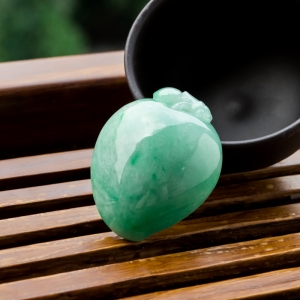 糯种豆绿翡翠寿桃吊坠