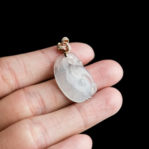 18K冰种翡翠如意吊坠