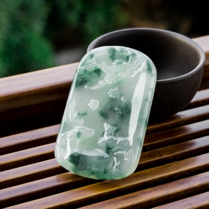 糯冰种飘花翡翠舐犊情深吊坠