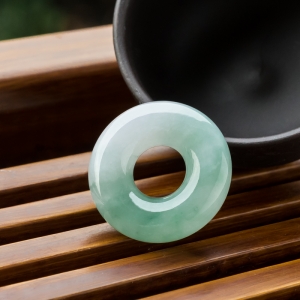 糯冰种飘翠翡翠平安扣吊坠