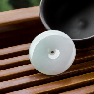 糯冰种浅绿翡翠平安扣吊坠