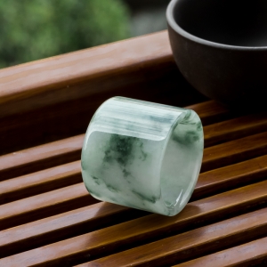 糯冰种飘花翡翠扳指