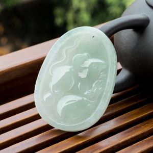 糯冰种浅绿翡翠福鼠吊坠