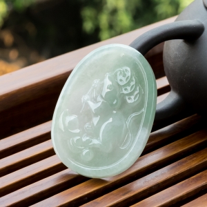 糯冰种浅绿翡翠福鼠吊坠