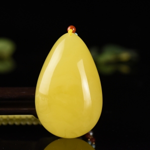 鸡油黄蜜蜡水滴吊坠