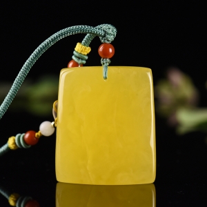 鸡油黄蜜蜡无事牌吊坠