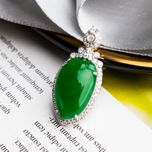18K糯冰种阳绿翡翠吊坠
