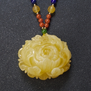 柠檬黄蜜蜡牡丹花吊坠