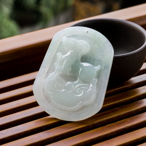 糯冰种浅绿翡翠洋洋得意吊坠