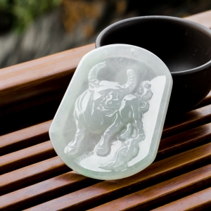 糯冰种浅绿翡翠牛气冲天吊坠