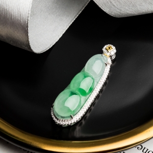 18K糯冰种飘翠翡翠福豆吊坠