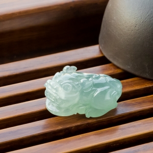 糯冰种晴水翡翠貔貅吊坠