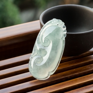 冰种淡晴水翡翠如意吊坠