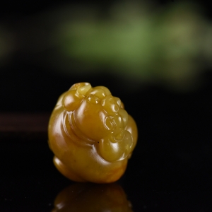 籽料和田玉黄沁福猪吊坠