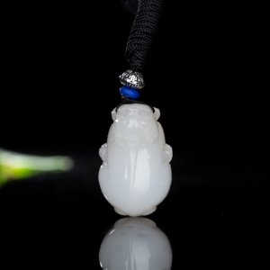 山料和田羊脂白玉貔貅吊坠