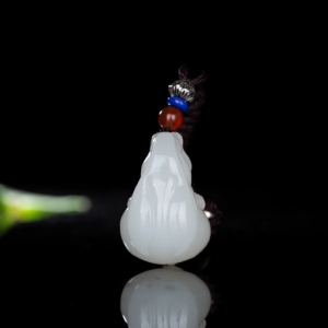 山料和田羊脂白玉卯兔吊坠