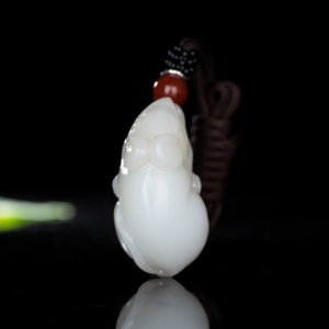 山料和田羊脂白玉子鼠吊坠