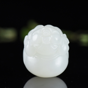 山料和田白玉福猪手把件