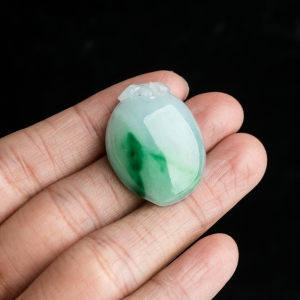 糯冰种飘翠翡翠福瓜吊坠