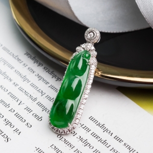 18K冰种阳绿翡翠福豆吊坠