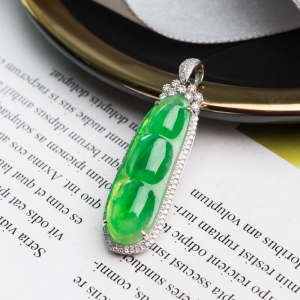 18K糯冰种飘翠翡翠福豆吊坠