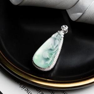 18K冰种翡翠如意吊坠