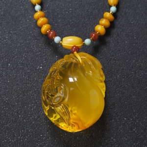 鸡油黄金绞蜜钱袋吊坠