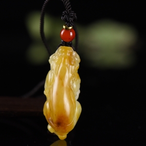 籽料和田玉黄沁貔貅吊坠