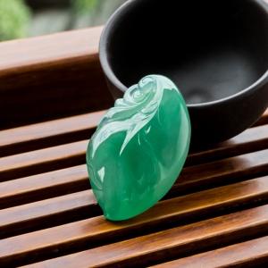 糯冰种翠绿翡翠吊坠