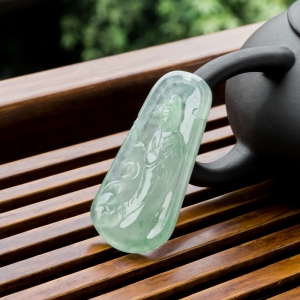 糯冰种浅绿翡翠观音吊坠