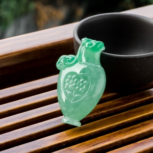 糯冰种豆绿翡翠平平安安吊坠