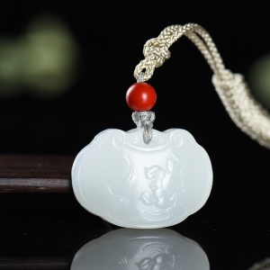 籽料和田白玉年年有余平安锁吊坠