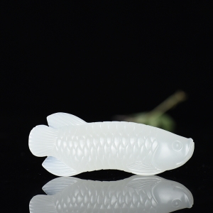 山料和田羊脂白玉金龙鱼吊坠