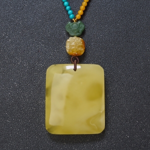 鸡油黄蜜蜡无事牌吊坠