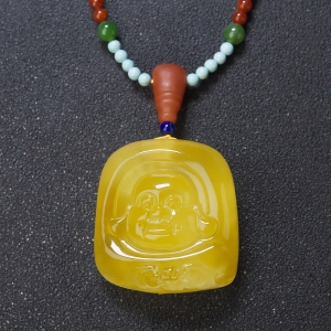 鸡油黄蜜蜡弥勒佛吊坠