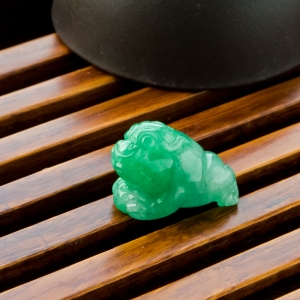 糯冰种翠绿翡翠金蟾吊坠