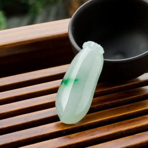 糯冰种飘翠翡翠福瓜吊坠