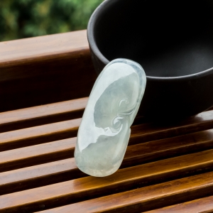 糯冰种翡翠如意吊坠