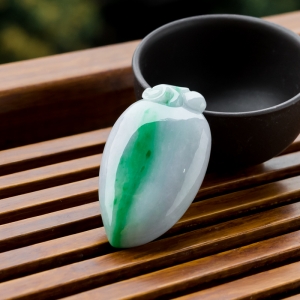 糯种春带彩翡翠寿桃吊坠